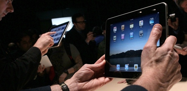 Usuários testam iPad durante apresentação nos EUA; tablet chega ao Brasil após nove meses