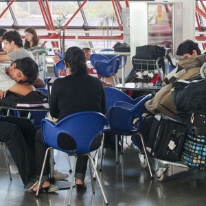 http://blog.i.uol.com.br/blogs/2010/12/22/passageiros-tentam-descansar-enquanto-aguardam-voos-no-aeroporto-de-brasilia-1293057779173_300x300.jpg