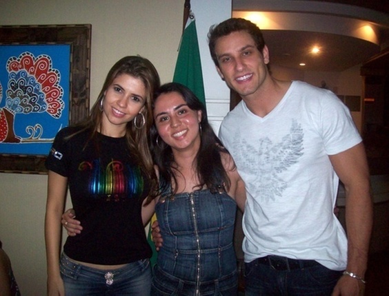 Juliana Carvalho Gomes tirou uma foto com o casal Cacau e Eliéser, do BBB10