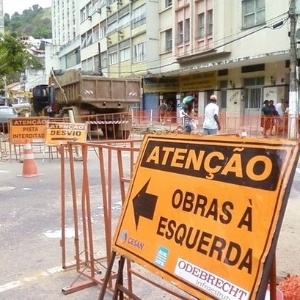 Obra em Vitória (ES), na Rua José de Anchieta. Segundo relato do internauta Alex Silva, ruas chegam a ficar interditadas por dias